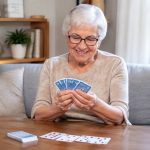 Jouer seul aux cartes : idées de jeux adaptés aux seniors