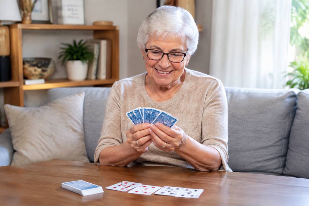 Jouer seul aux cartes : idées de jeux adaptés aux seniors